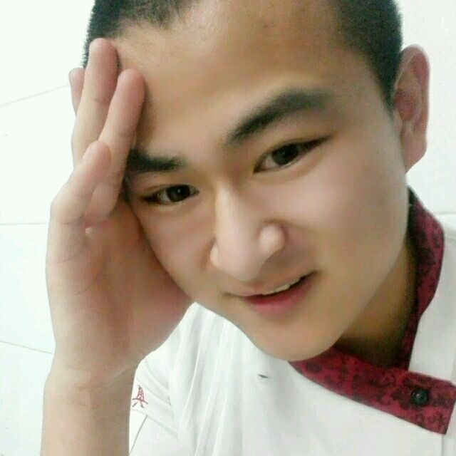 人潮拥挤的第一张照片--海城闪婚服务中心
